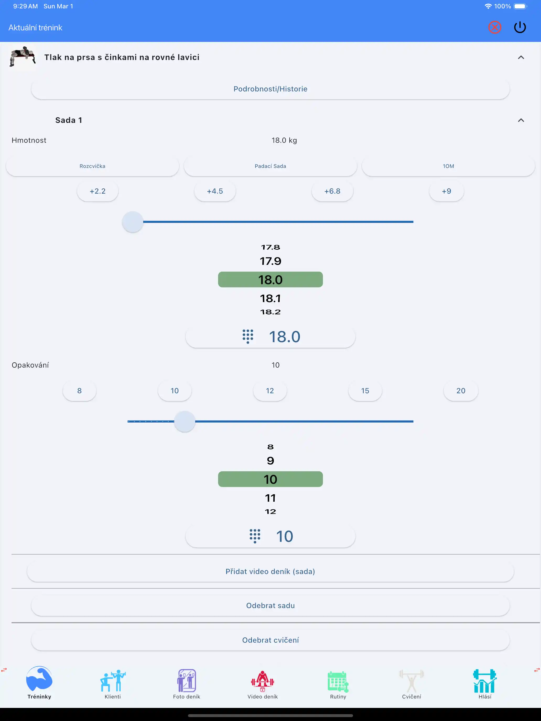 Sledování cvičení s činkami na tabletu iPadu
