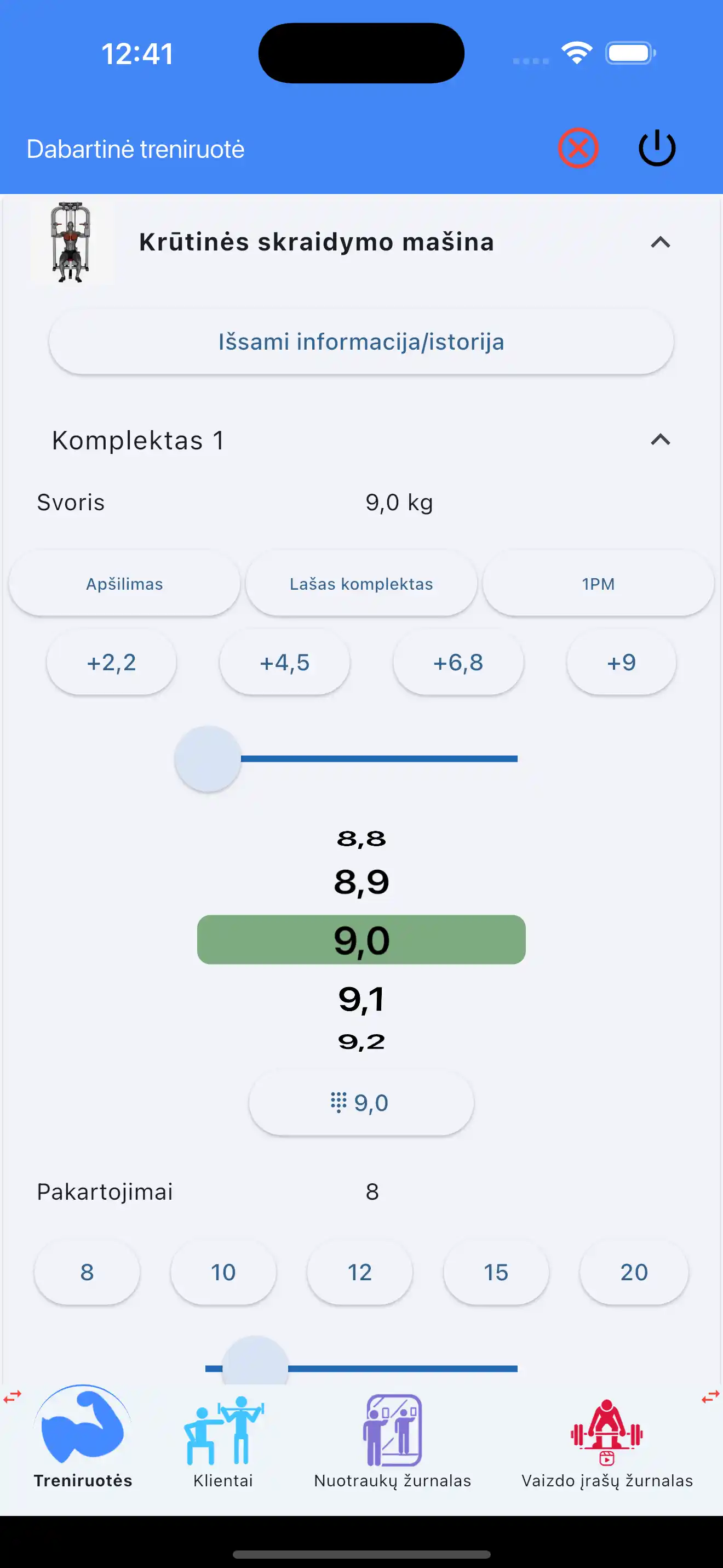 Kaiščiais pakraunamų treniruoklių pratimų stebėjimas telefonas