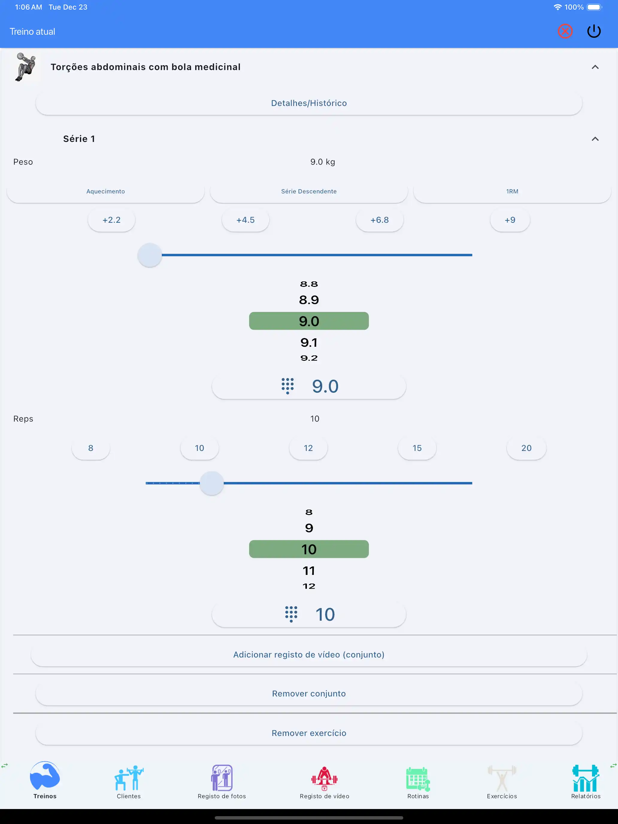 Tablet-iPad-para-acompanhamento-de-exercícios-com-bola-medicinal