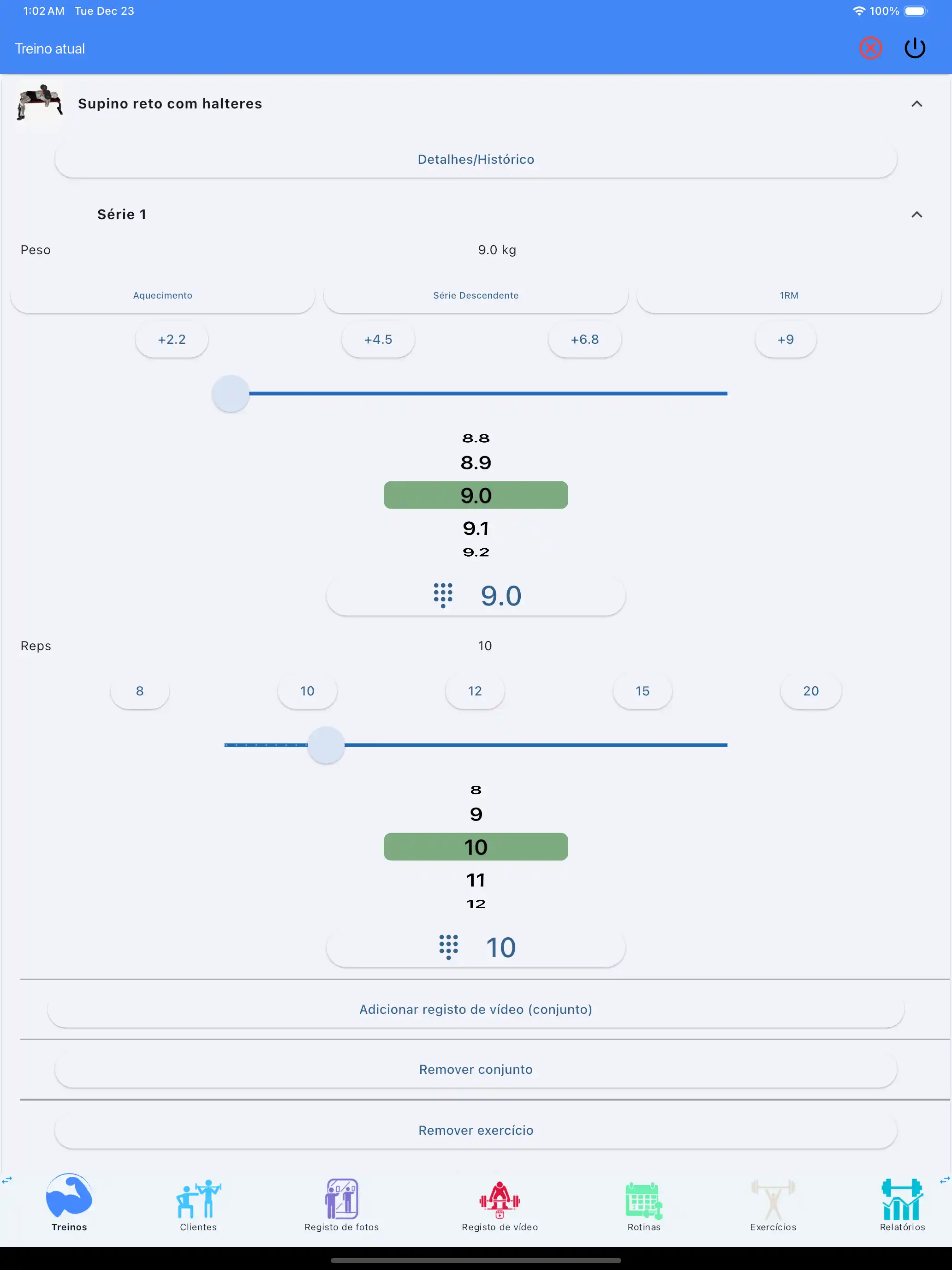 Tablet iPad para acompanhamento de exercícios com halteres